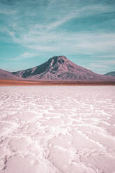 Blick auf eine Salzwüste vor einem Vulkan in der Atacama-Wüste - CAVF76371