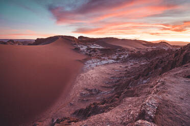 Blick auf eine Sanddüne in der Atacama-Wüste bei Sonnenuntergang - CAVF76373