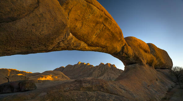 Sonnenuntergang am Spitzkoppe-Granitgipfel in Namibia - CAVF76384