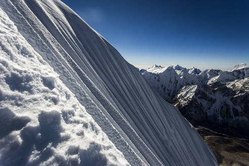 Schneehang am frühen Morgen, hoch in den Bergen von Nepal - CAVF76386