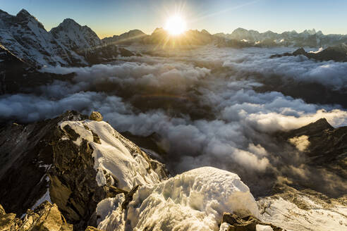 Alpiner Sonnenuntergang über den Bergen von Ama Dablam im Himalaya - CAVF76387