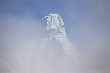 Der schneebedeckte Berg Ama Dablam in den Wolken - CAVF76390