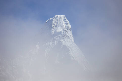 Der schneebedeckte Berg Ama Dablam in den Wolken - CAVF76390