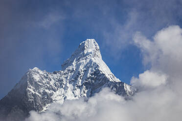 Der schneebedeckte Berg Ama Dablam in den Wolken - CAVF76391