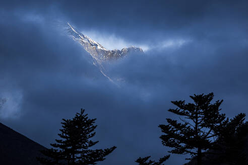 Mount Everest durch die Wolken gesehen, Khumbu Region, Nepal Himalaya - CAVF76392