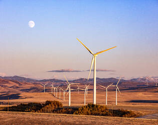 Windturbinen in einem Feld mit klarem Himmel und Mond - CAVF76399