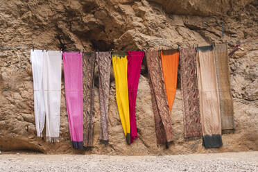 Reihe von Schals zum Verkauf, Ouarzazate, Marokko - AFVF05573