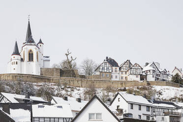 Deutschland, Nordrhein-Westfalen, Reifferscheid, Historisches Dorf im Winter - GWF06506