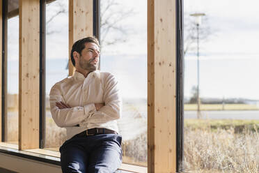 Businessman in wooden open-plan office - DIGF09481