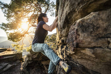 Kletterin beim Bouldern am Fels, Neustadt an der Weinstraße, Rheinland-Pfalz, Deutschland - MSUF00249