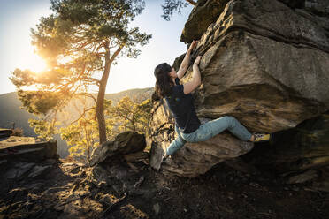 Kletterin beim Bouldern am Fels, Neustadt an der Weinstraße, Rheinland-Pfalz, Deutschland - MSUF00250