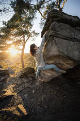 Kletterin beim Bouldern am Fels, Neustadt an der Weinstraße, Rheinland-Pfalz, Deutschland - MSUF00251