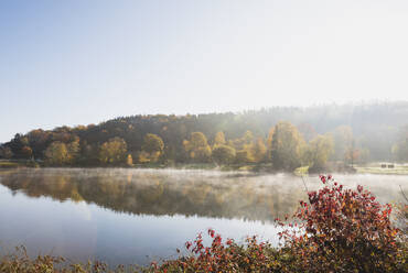 Deutschland, Nordrhein-Westfalen, Klarer Himmel über dem Eiserbachsee an einem sonnigen Herbsttag - GWF06521