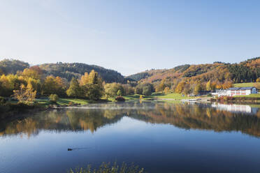 Deutschland, Nordrhein-Westfalen, Klarer Himmel über dem Eiserbachsee an einem sonnigen Herbsttag - GWF06522