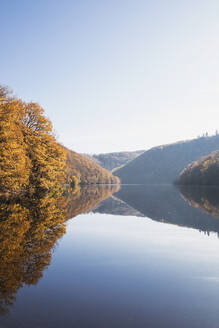 Deutschland, Nordrhein-Westfalen, Klarer Himmel über glänzendem Obersee im Herbst - GWF06525