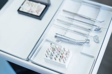 Verschiedene Köpfe für Zahnbohrer und zahnärztliche Instrumente auf Tablett - JCMF00412