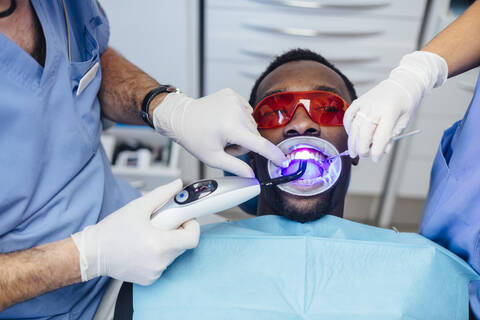 Patientin bei einer Zahnaufhellungsbehandlung, lizenzfreies Stockfoto