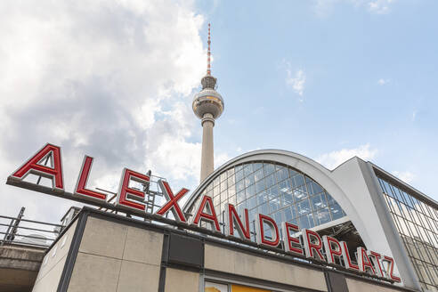 Deutschland, Berlin, Tiefblick auf den Bahnhof Alexanderplatz mit Fernsehturm Berlin im Hintergrund - WPEF02704