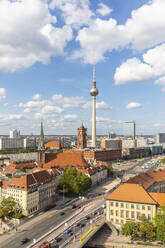 Deutschland, Berlin, Wolken über Fernsehturm Berlin und umliegenden Gebäuden - WPEF02705
