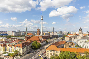 Deutschland, Berlin, Wolken über Fernsehturm Berlin und umliegenden Gebäuden - WPEF02706