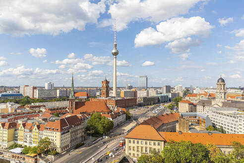 Deutschland, Berlin, Wolken über Fernsehturm Berlin und umliegenden Gebäuden - WPEF02706