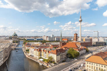 Deutschland, Berlin, Wolken über Spreekanal und Fernsehturm Berlin - WPEF02707