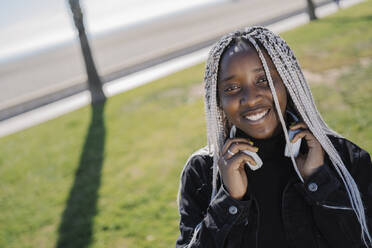 Porträt eines lächelnden Teenagers mit Zöpfen im Freien - MPPF00592