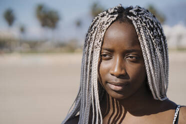 Porträt eines Teenagers mit Zöpfen im Freien - MPPF00623