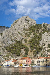 Kroatien, Omis, Stadt am Ufer des Flusses Cetina mit hohem Hügel im Hintergrund - BFRF02195