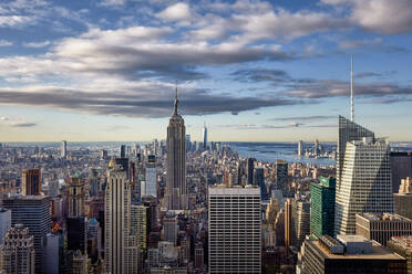 USA, New York, New York City, Blick aus dem Hubschrauber auf die Skyline von Manhattan in der Abenddämmerung - HNF00821