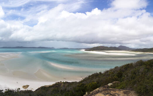 Blick von oben auf die ikonischen Withsundays Islands bei bewölktem Himmel - CAVF76432