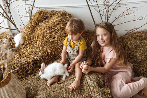 Kinder zu Ostern mit Kaninchen und Enten - CAVF76541
