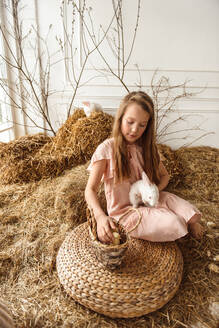 Osterkinder spielen mit Kaninchen und Enten - CAVF76555