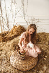Osterkinder spielen mit Kaninchen und Enten - CAVF76557