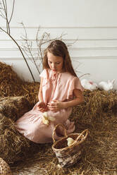 Osterkinder spielen mit Kaninchen und Enten - CAVF76565