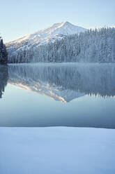 Landschaftlicher Berg im Winter, der sich im See spiegelt - CAVF76600