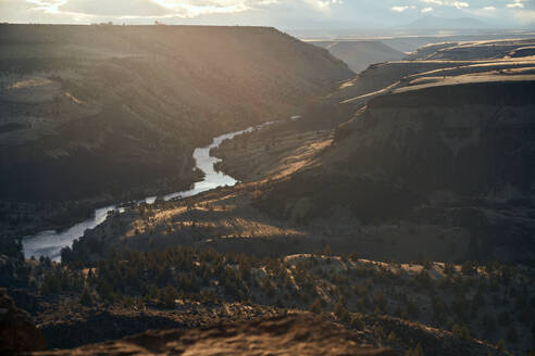 Fluss, der sich bei Sonnenuntergang durch den Desert Canyon schlängelt - CAVF76601