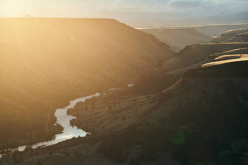 Fluss schlängelt sich durch Wüste Canyon bei Sonnenuntergang mit Sun Flare - CAVF76603