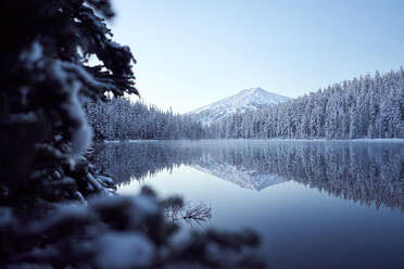 Snowy Mountain Reflecting in See mit Bäumen im Vordergrund - CAVF76604