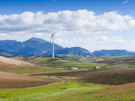 Windmühle in einer bergigen Landschaft, Malaga, Spanien - CAVF76642