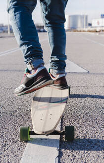 Nahaufnahme eines anonymen Mannes auf einem Longboard - CAVF76675