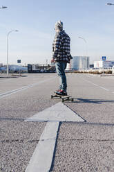 Nahaufnahme eines anonymen Mannes auf einem Longboard - CAVF76677