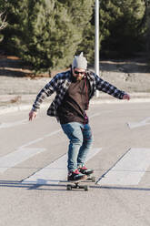 Junger Mann beim Longboarden auf der Straße. - CAVF76680