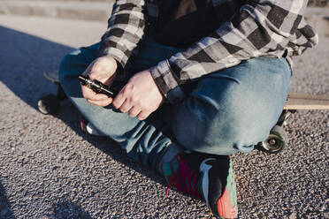 Close-up of a modern man holding a vaper - CAVF76688