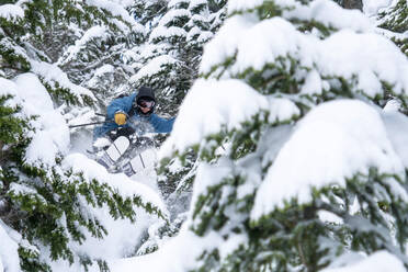 Mann beim Skifahren im Hinterland des Mt. Baker, Washington - CAVF76693