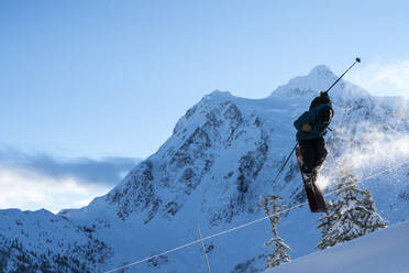 Mann beim Skifahren auf dem Mt. Baker, Washington - CAVF76696