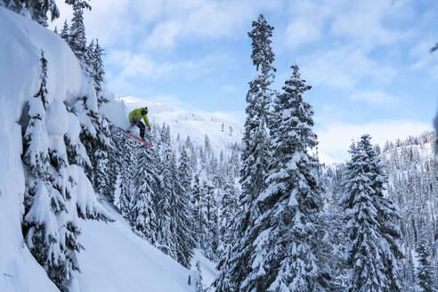 Mann beim Skifahren im Hinterland des Mt. Baker, Washington - CAVF76698