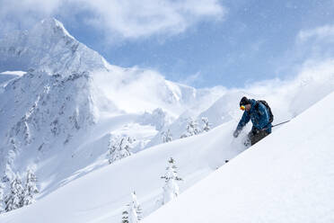 Mann beim Skifahren im Hinterland des Mt. Baker, Washington - CAVF76701