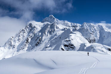 Mann beim Skifahren im Hinterland des Mt. Baker, Washington - CAVF76702