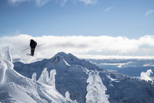 Mann beim Skifahren im Hinterland des Mt. Baker, Washington - CAVF76708